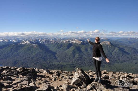 Admirando a bela vista do alto do Cerro Falkner, no Parque Lanin, na região de San Martín de Los Andes, na Argentina
